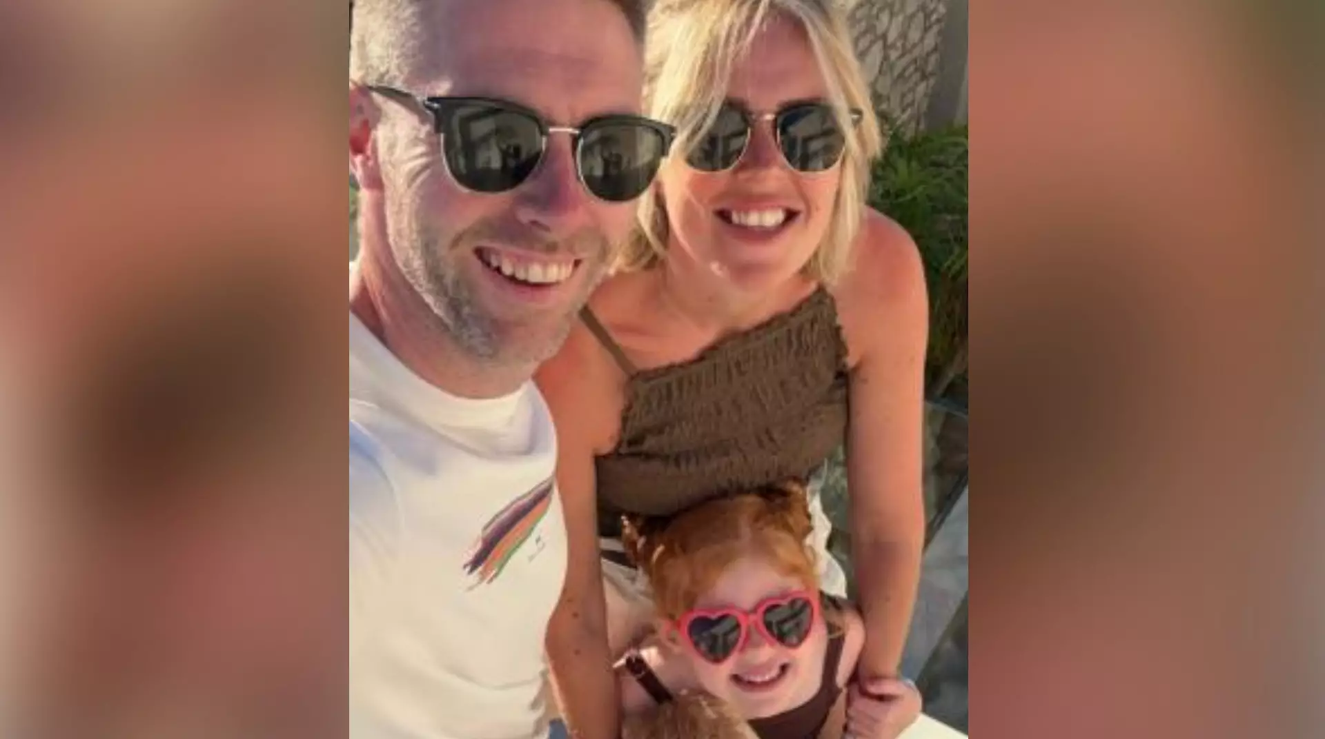 O familie a rămas blocată în Grecia după ce fiica lor a vomitat în aeroport. Compania aeriană le-a refuzat îmbarcarea